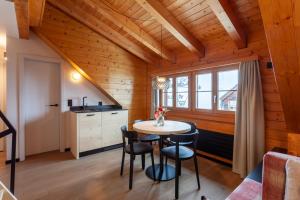 Kuchyň nebo kuchyňský kout v ubytování Sonne Andermatt Swiss Quality Hotel