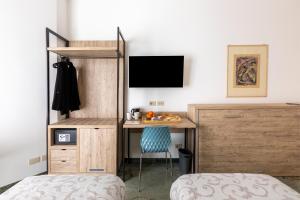 ein Schlafzimmer mit einem Etagenbett, einem Schreibtisch und einem Bettrock in der Unterkunft La Riviere Guesthouse Trastevere in Rom