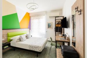 Schlafzimmer mit einem Bett und einem Schreibtisch mit einem Laptop in der Unterkunft La Riviere Guesthouse Trastevere in Rom
