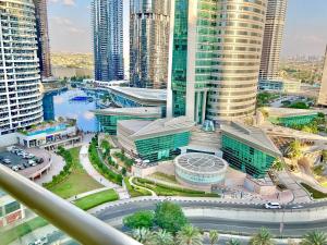 une vue aérienne sur une ville avec de grands bâtiments dans l'établissement White Sage - Lakefront Apartment Amidst Parks With Lake Access, à Dubaï