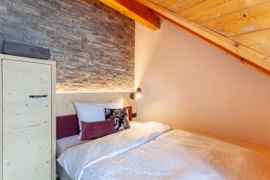 Postel nebo postele na pokoji v ubytování Sonne Andermatt Swiss Quality Hotel