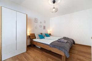um quarto com uma cama com almofadas azuis em Appartement chaleureux à Ovronnaz em Ovronnaz