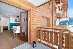uma casa de madeira com uma varanda e uma sala de jantar em Appartement chaleureux à Ovronnaz em Ovronnaz