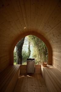 - une vue intérieure sur une chambre en bois avec une arche dans l'établissement Leuchtenburg am See, à Caldaro