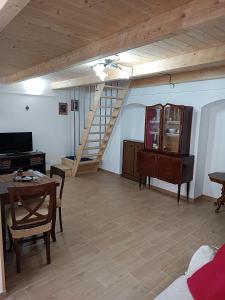 salon ze stołem i schodami w obiekcie Nonno Nunzio House w mieście Bernalda +10 zdjęć