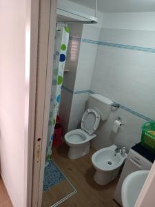 małą łazienkę z toaletą i umywalką w obiekcie Nonno Nunzio House w mieście Bernalda