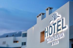 una señal de hotel en el lateral de un edificio en Santa Eulalia Hotel & Spa, en Albufeira