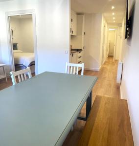 Televízia a/alebo spoločenská miestnosť v ubytovaní Apartamento luminoso en La Molina