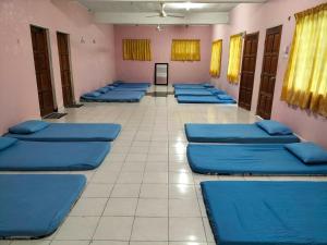 una sala d'attesa con cuscini blu sul pavimento di Iman D'Semungkis Resort & Training Center Hulu Langat a Hulu Langat