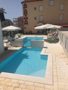 Bazén v ubytování Apartments & Rooms Laganini nebo v jeho okolí
