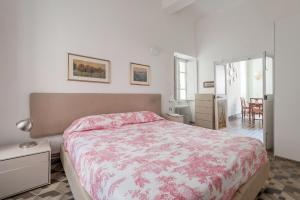 a bedroom with a bed and a table and chairs at Seaview Marina Apart 2BDR 2BHT aircondo, few steps, free parking in Vernazza