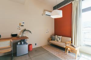 sala de estar con silla y ventana en Kiten - slow & work stay - en Atami