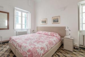 Postel nebo postele na pokoji v ubytování Marina Apartment, Unique, Authentic, Beachfront, 2 Aircondo BDR , 2BHT, easy to Train or 300mt walk from Private Parking + 37 fotografií