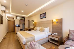 Giường trong phòng chung tại Sarovar Residency Serviced Apartment Hotel