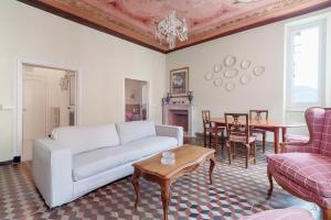 Posezení v ubytování Marina Apartment, Unique, Authentic, Beachfront, 2 Aircondo BDR , 2BHT, easy to Train or 300mt walk from Private Parking