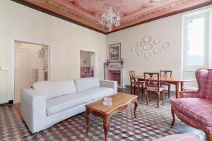a living room with a white couch and a table at Seaview Marina Apart 2BDR 2BHT aircondo, few steps, free parking in Vernazza