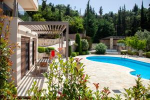 a backyard with a swimming pool and a house at SAZ VILLAS in Syvota