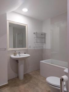 łazienka z umywalką, toaletą i wanną w obiekcie Apartamento JALAMA 2B w mieście Moraleja