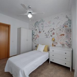 sypialnia z łóżkiem i ścianą z mapą w obiekcie Apartamento JALAMA 2B w mieście Moraleja