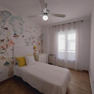 sypialnia z białym łóżkiem i oknem w obiekcie Apartamento JALAMA 2B w mieście Moraleja