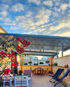 Un patio con sillas y una mesa en el balcón. en Terrazza 44 en Lecce