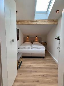 a bedroom with a bed and a window at Haigis Lodge 2 in Annaberg im Lammertal