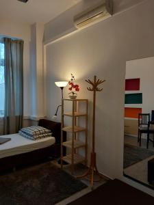 Pinto Guest Rooms في وارسو: غرفة بها سرير وعبار على الحائط
