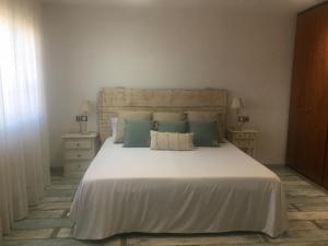 A bed or beds in a room at Piscina de sal Barbacoa Wifi, Parking Gratis, 3 min PGA Casa El Roble