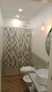 ein Bad mit einem WC, einem Waschbecken und einer Dusche in der Unterkunft La Villetta B&B in Reggio di Calabria