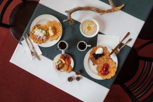 Lapland Hotels Äkäshotelli في أكاسلومبولو: طاولة عليها طبقين من الطعام