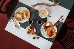 une table avec deux assiettes de nourriture dans l'établissement Lapland Hotels Äkäshotelli, à Äkäslompolo