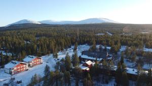 - une vue aérienne sur une station de ski dans la neige dans l'établissement Lapland Hotels Äkäshotelli, à Äkäslompolo