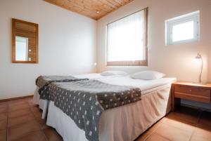 - 2 lits dans une chambre avec 2 fenêtres dans l'établissement Lapland Hotels Äkäshotelli, à Äkäslompolo