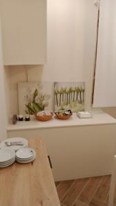 eine Küchentheke mit einem Tisch mit Tellern darauf in der Unterkunft La Villetta B&B in Reggio di Calabria
