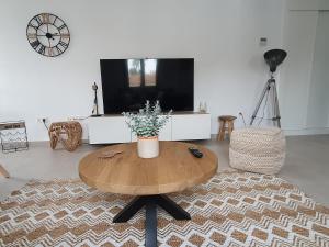sala de estar con mesa y TV en Casa Torremolinos en Torremolinos