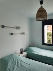 1 dormitorio con 2 camas y ventana en Casa Torremolinos en Torremolinos