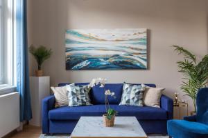 A seating area at Luxury Elizabeth Residence next to the New York Café