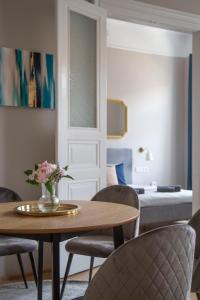 A seating area at Luxury Elizabeth Residence next to the New York Café