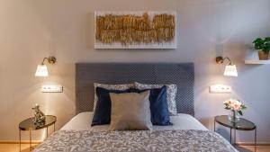 A bed or beds in a room at Luxury Elizabeth Residence next to the New York Café