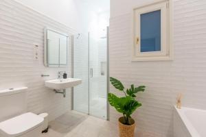 A bathroom at Luxury Elizabeth Residence next to the New York Café