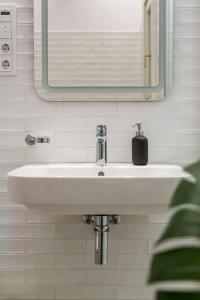 A bathroom at Luxury Elizabeth Residence next to the New York Café
