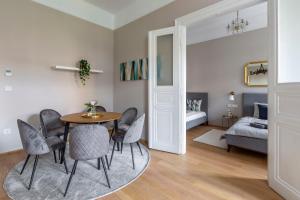 A bed or beds in a room at Luxury Elizabeth Residence next to the New York Café