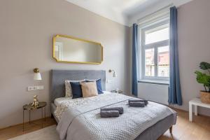 A bed or beds in a room at Luxury Elizabeth Residence next to the New York Café