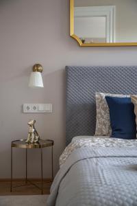 A bed or beds in a room at Luxury Elizabeth Residence next to the New York Café