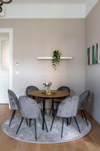 A seating area at Luxury Elizabeth Residence next to the New York Café