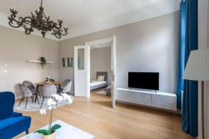 A television and/or entertainment centre at Luxury Elizabeth Residence next to the New York Café