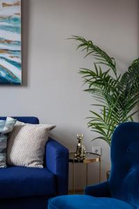 A seating area at Luxury Elizabeth Residence next to the New York Café