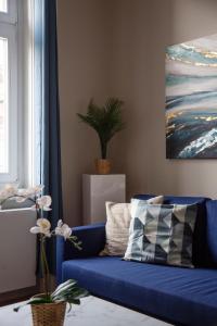 A seating area at Luxury Elizabeth Residence next to the New York Café