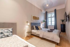 A bed or beds in a room at Luxury Elizabeth Residence next to the New York Café