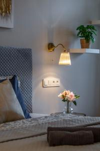 A bed or beds in a room at Luxury Elizabeth Residence next to the New York Café